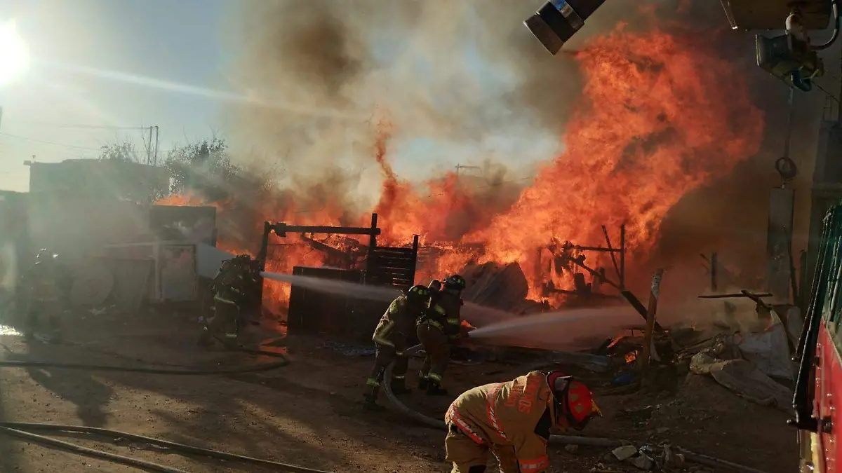 Fuego arrasa con tres viviendas en la colonia La Ponderosa